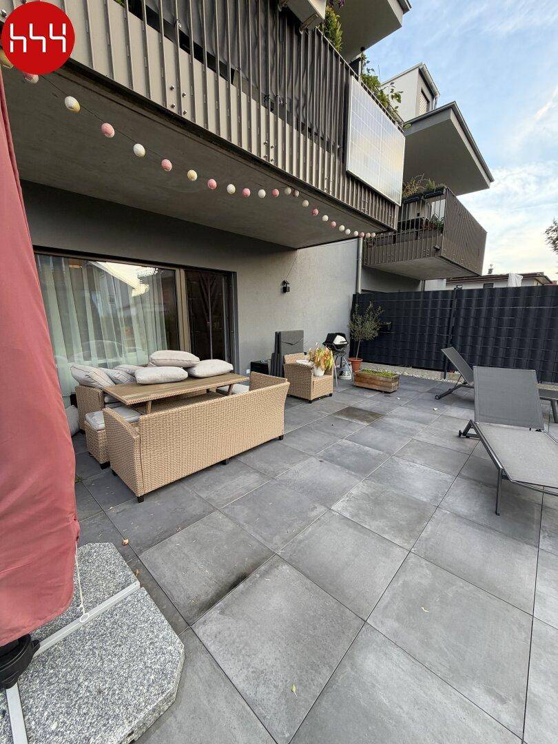 Weitläufige Terrasse mit Sitzgelegenheiten und Grill, ideal für gesellige Abende.