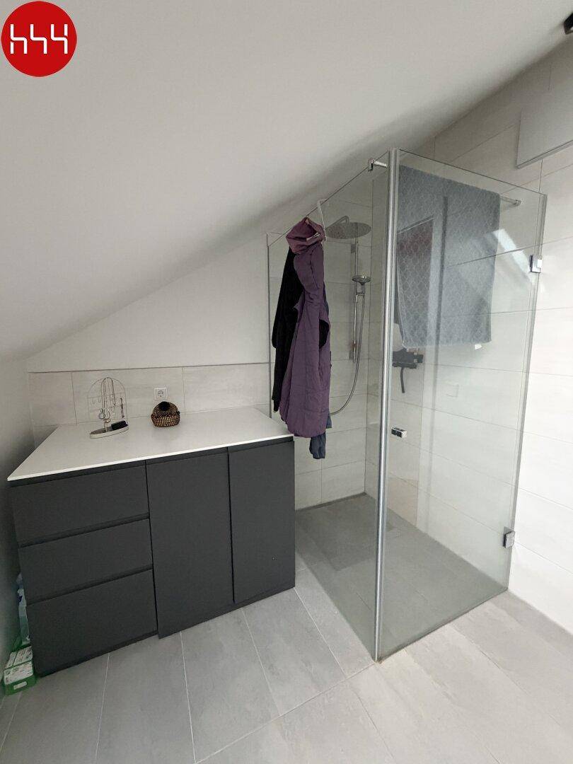 Badezimmer mit begehbarer Dusche und Waschtischunterschrank, ideal für eine moderne Raumgestaltung.