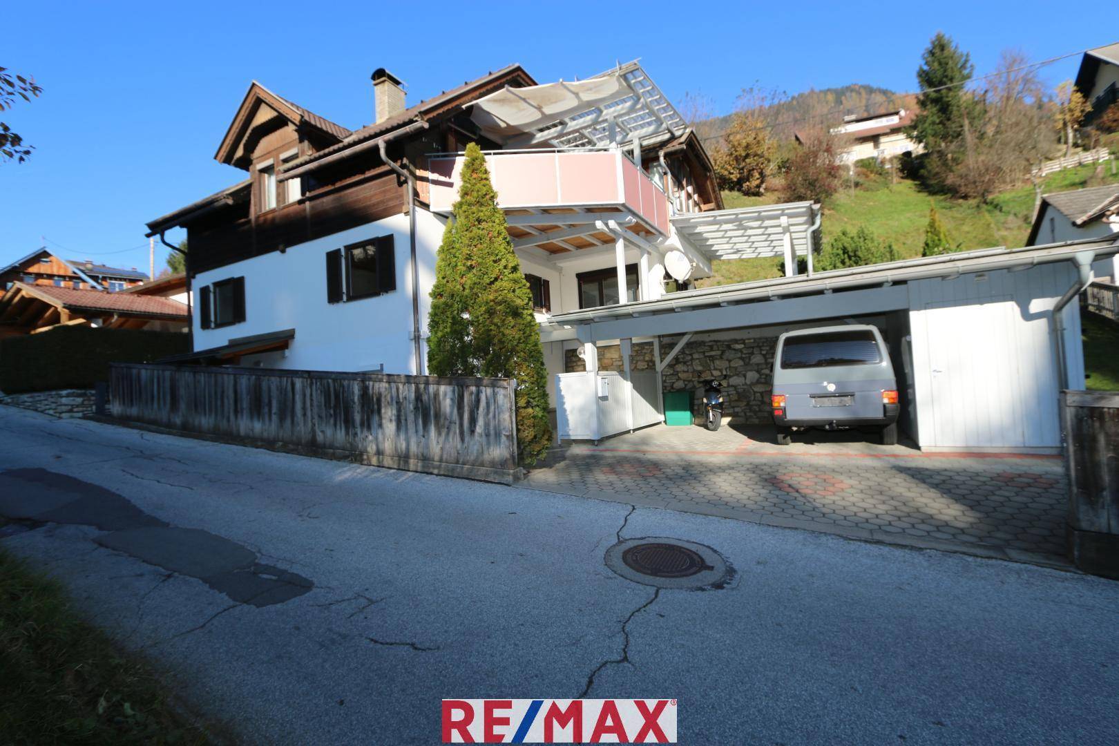 Ansicht Süd- Ost und unteres Doppelcarport