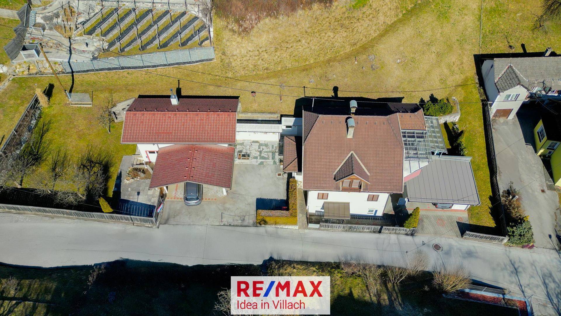 Wohnhaus mit Nebengebäuden Ansicht von oben