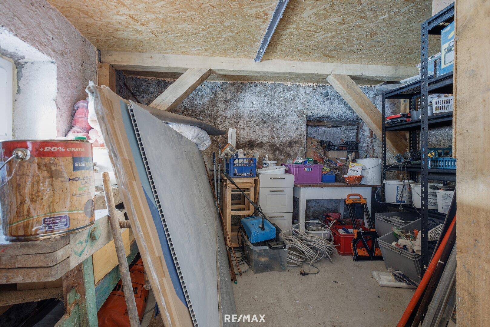 Unaufgeräumter Abstellraum oder Werkstatt mit Werkzeugen und Baumaterialien.