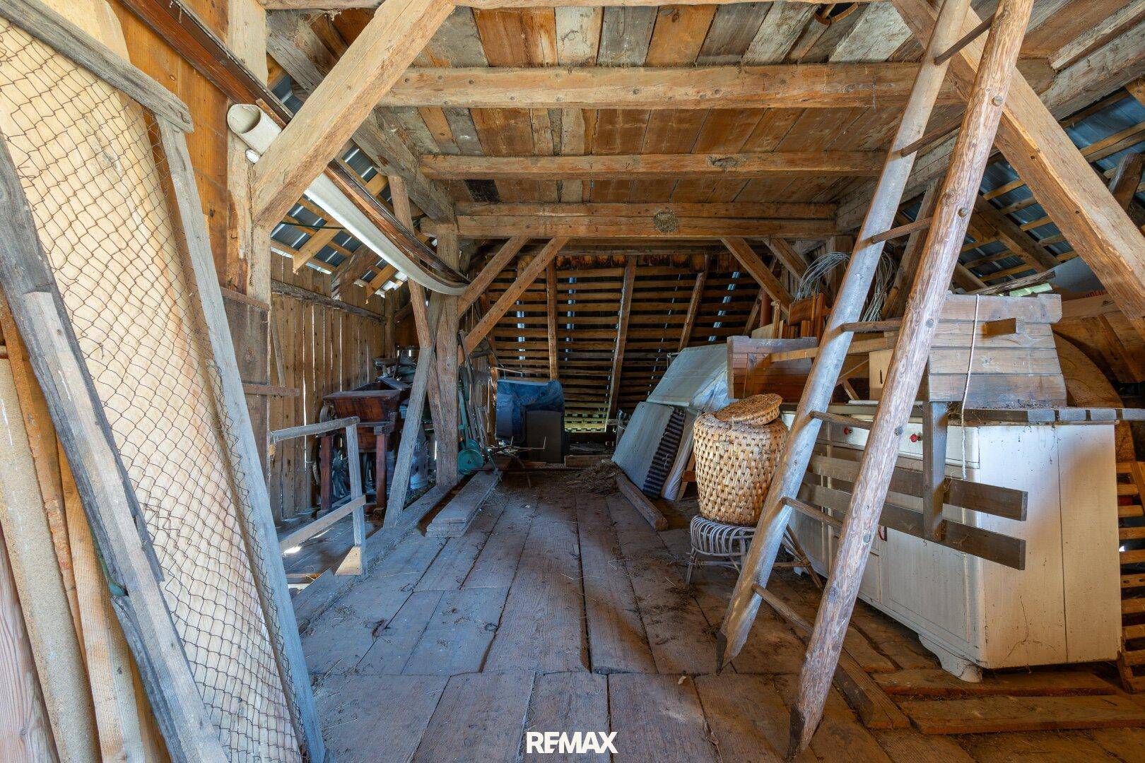 Große Scheune mit Holzbalken und viel Platz, ideal für Lagerung oder Tierhaltung.