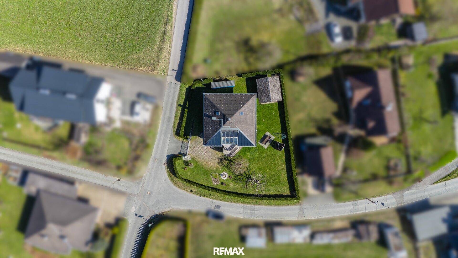 Luftaufnahme des Hauses mit großem Garten und umliegender Landschaft.
