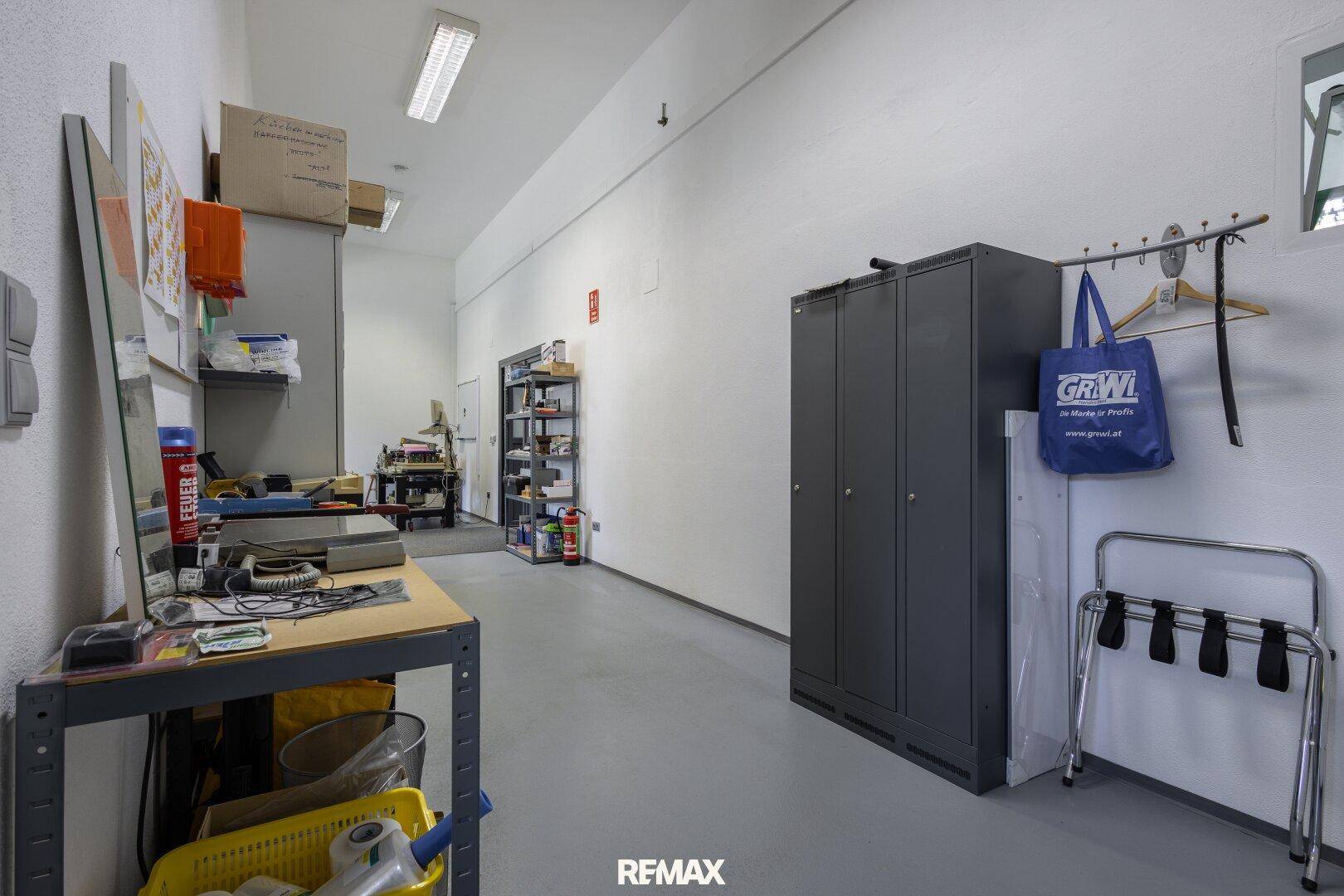 Praktischer Hauswirtschaftsraum mit Regalen, Schränken und Arbeitsflächen für diverse Zwecke.
