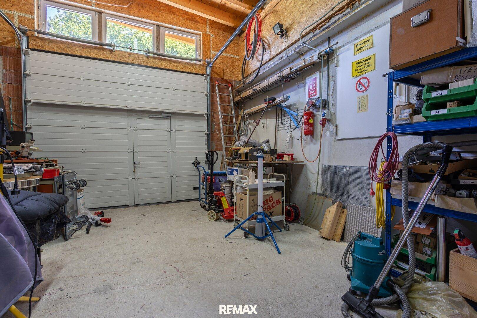 Geräumige Garage mit Rolltor und Lagerflächen.