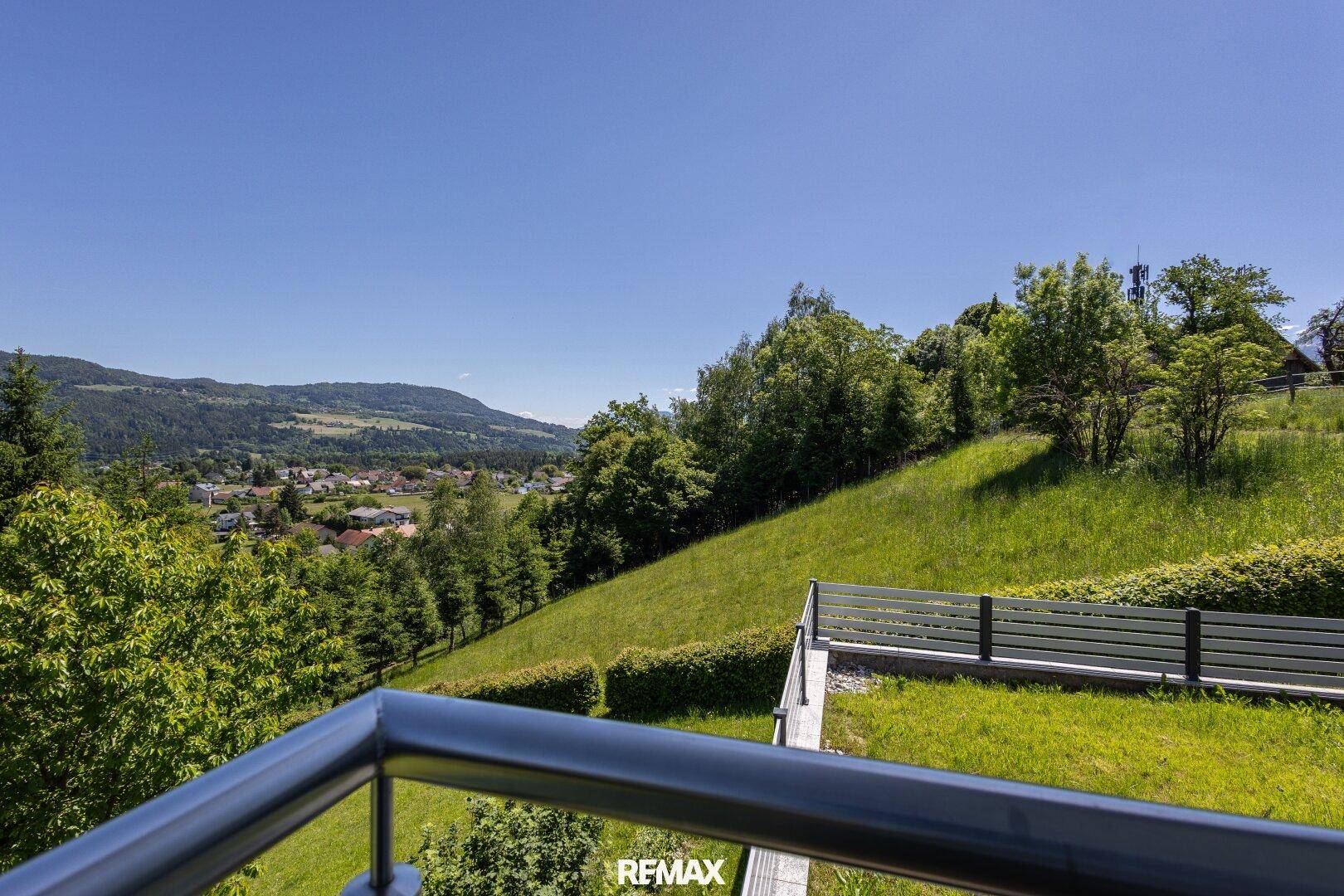 Balkon mit Panoramablick auf die umliegende Natur und die Berglandschaft.