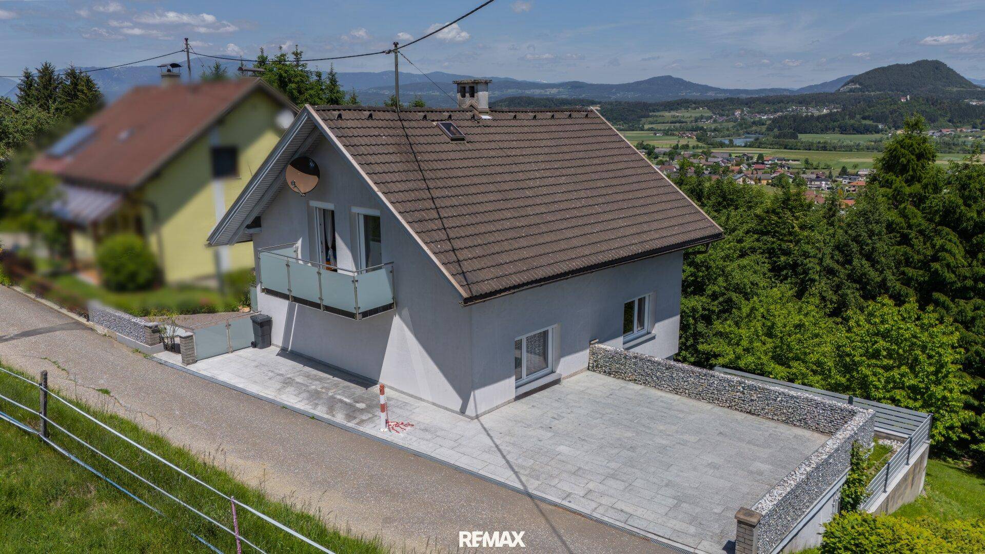 Luftaufnahme des Hauses mit gepflasterter Zufahrt und Panoramablick auf die Umgebung.