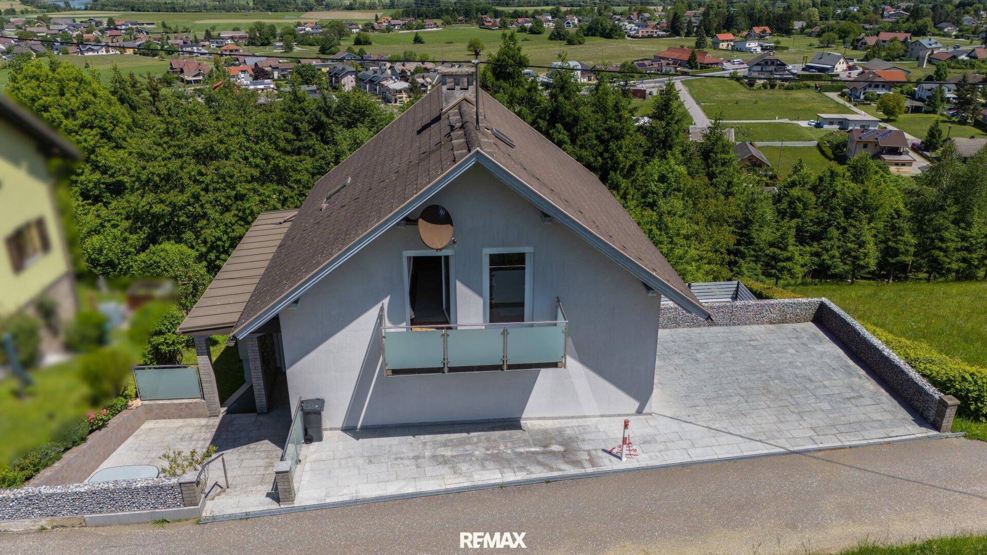 Vogelperspektive des Hauses mit gepflastertem Vorplatz und Blick auf die weite Landschaft.