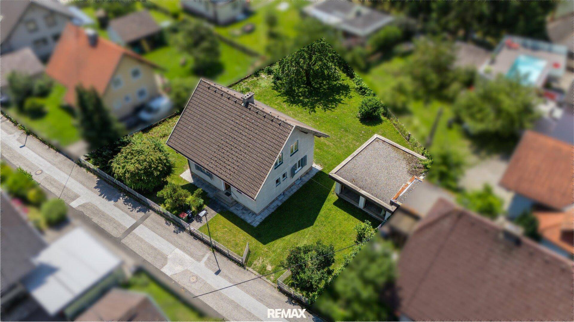 Luftaufnahme des Hauses mit umliegendem Grundstück und Nachbarschaft in ländlicher Umgebung.