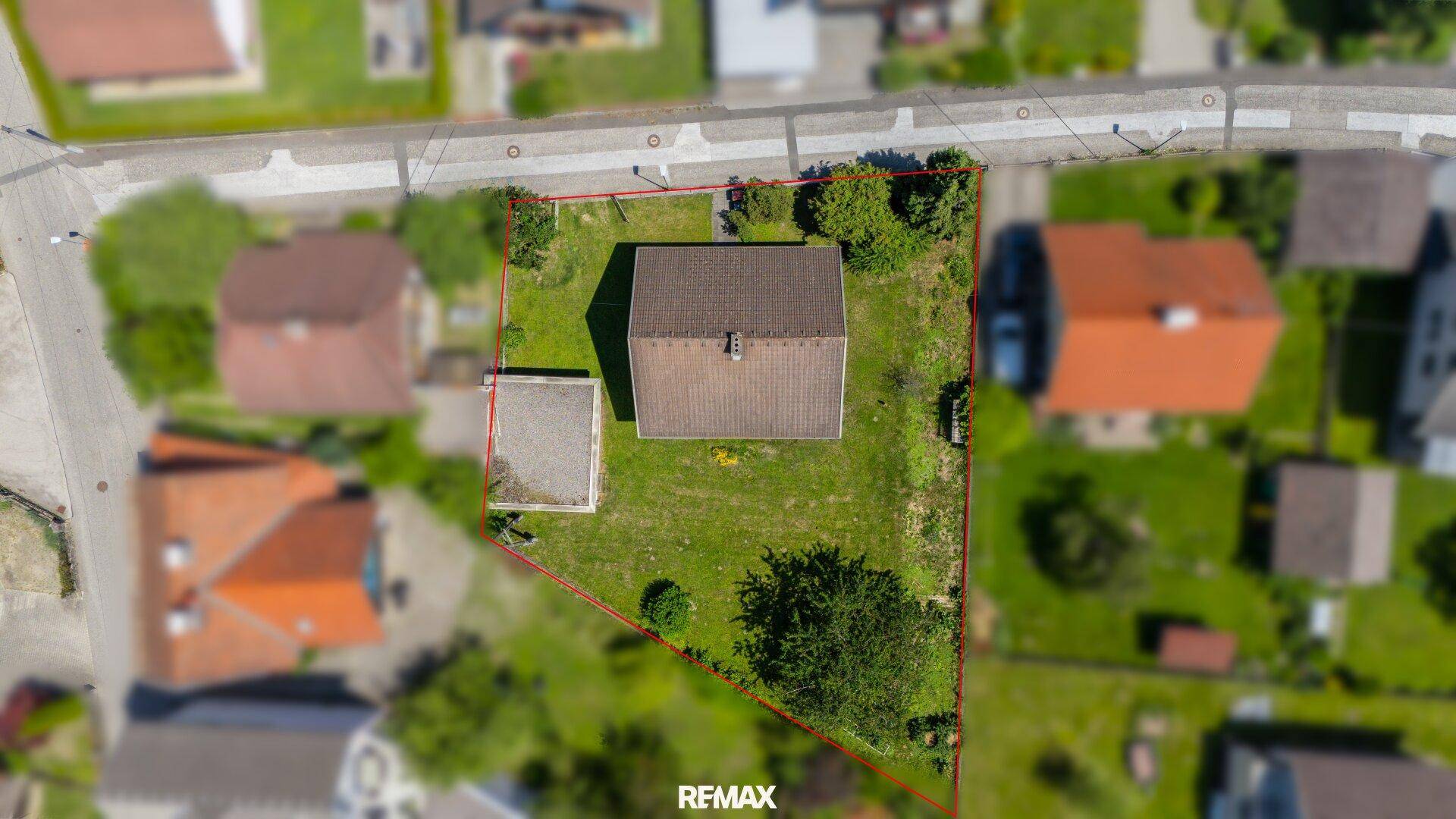 Luftaufnahme des Grundstücks mit roter Umrandung, Haus und Garage in ländlicher Umgebung.