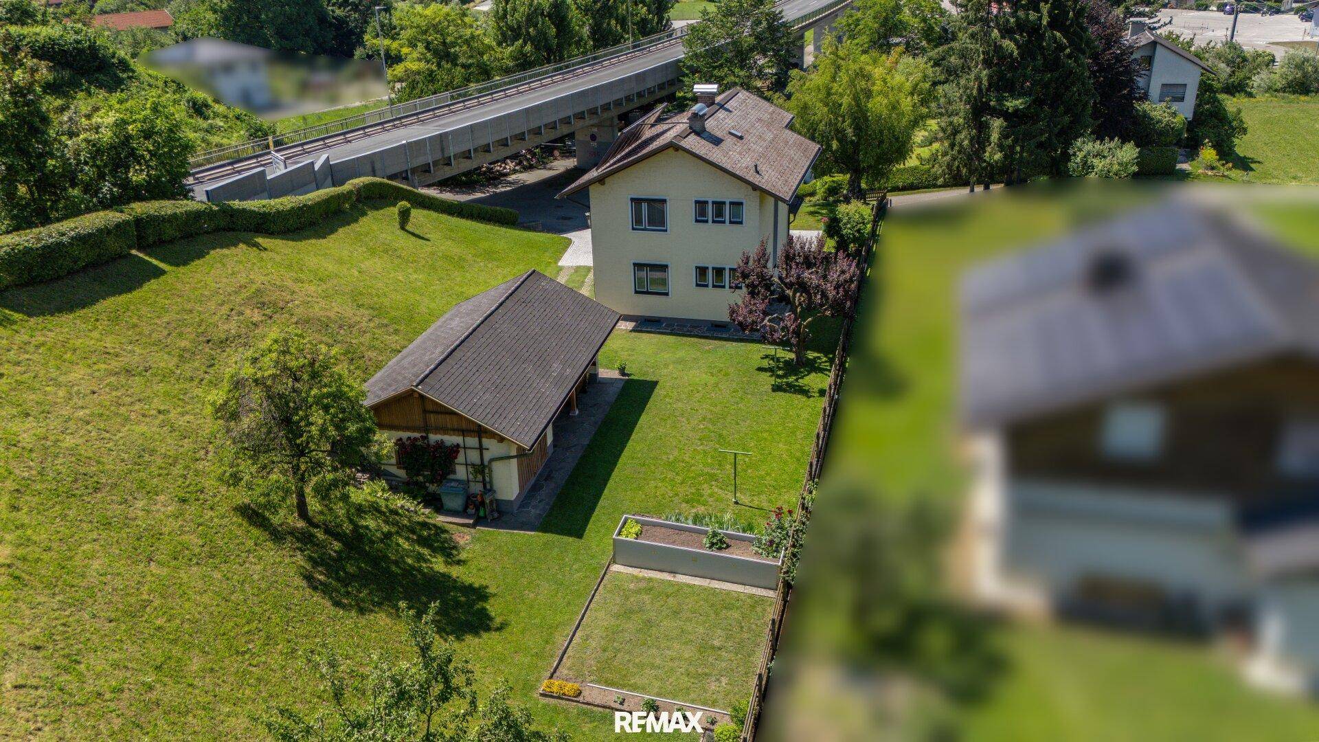 Luftaufnahme des Anwesens mit Haupthaus, Nebengebäude und großem Gartenbereich.