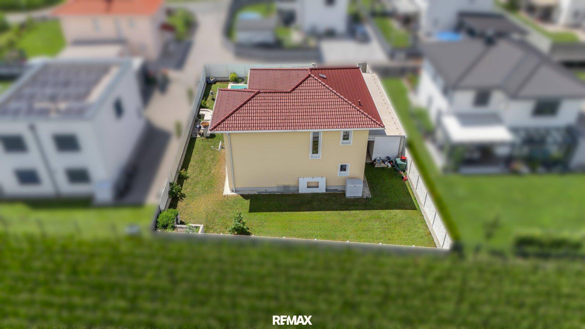 Übersichtliche Luftaufnahme des Hauses mit Garten und der ländlichen Umgebung.
