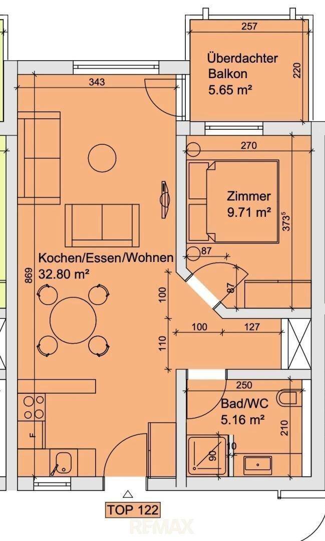 Grundriss einer Wohnung mit offenem Wohn-, Ess- und Kochbereich, Schlafzimmer und Balkon.