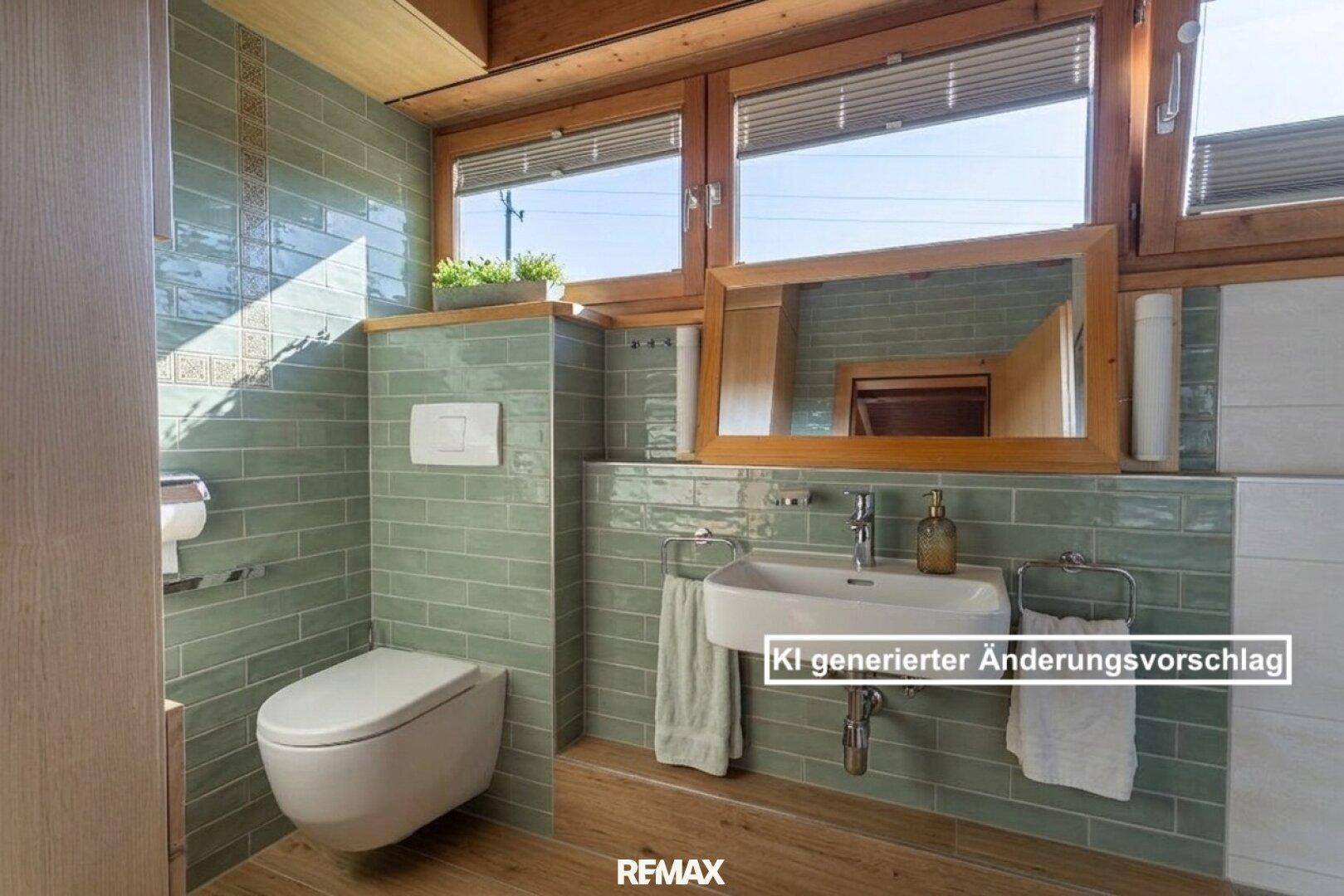 Modernes Badezimmer mit grünen Fliesen, Holzfenstern und wandhängendem WC.