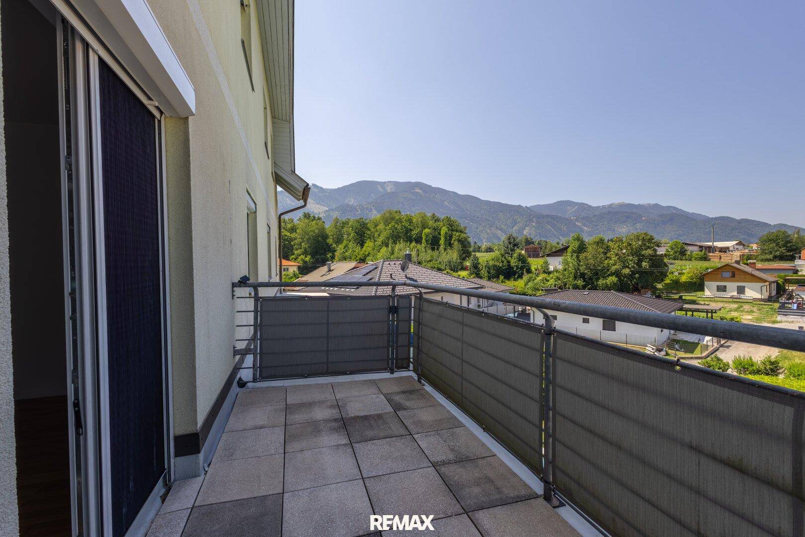 Geräumiger Balkon mit Bergblick und Sichtschutz, ideal zum Entspannen im Freien.