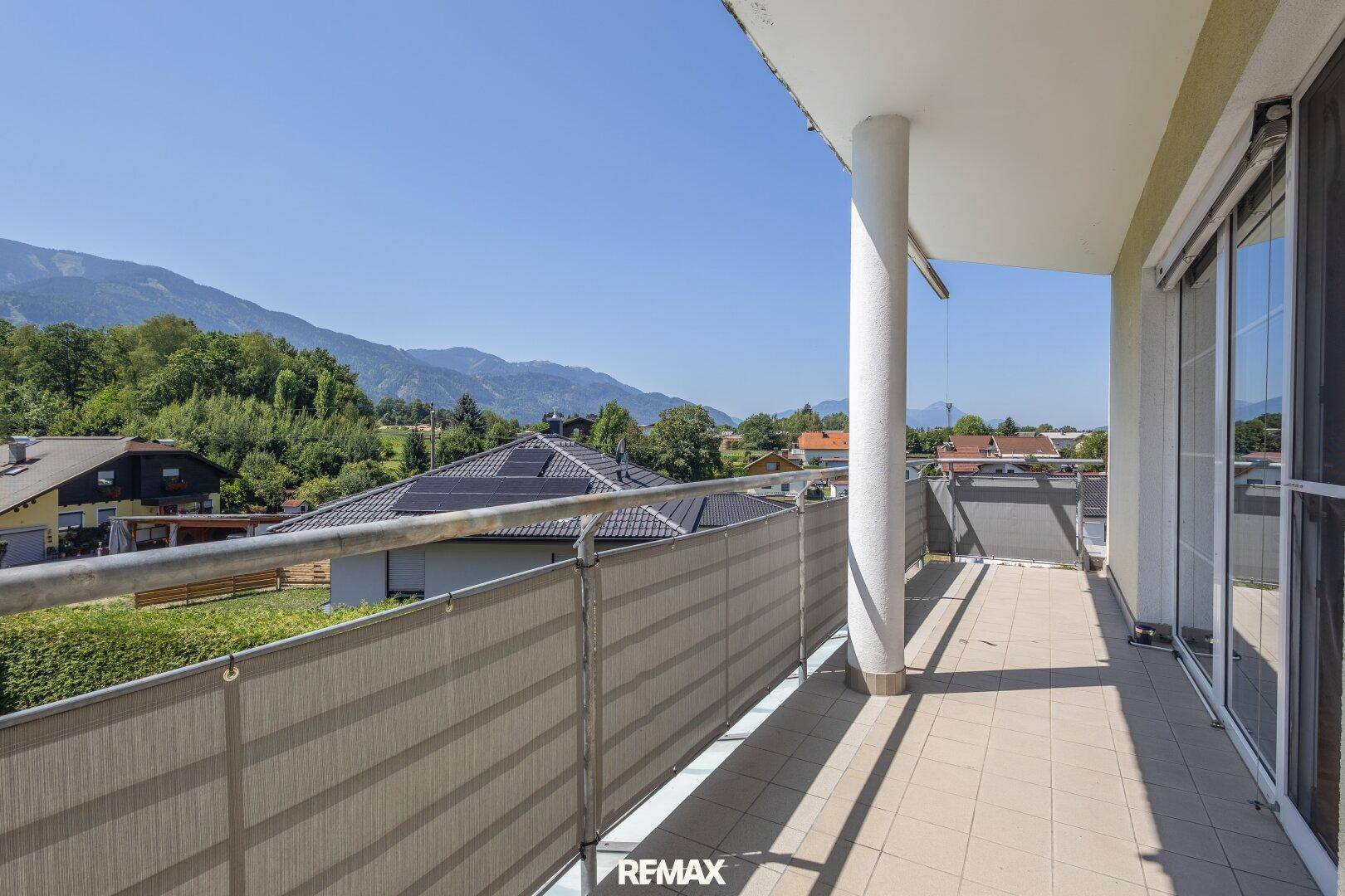 Großer Balkon mit Säule und Panoramablick auf die Berge und das Tal.