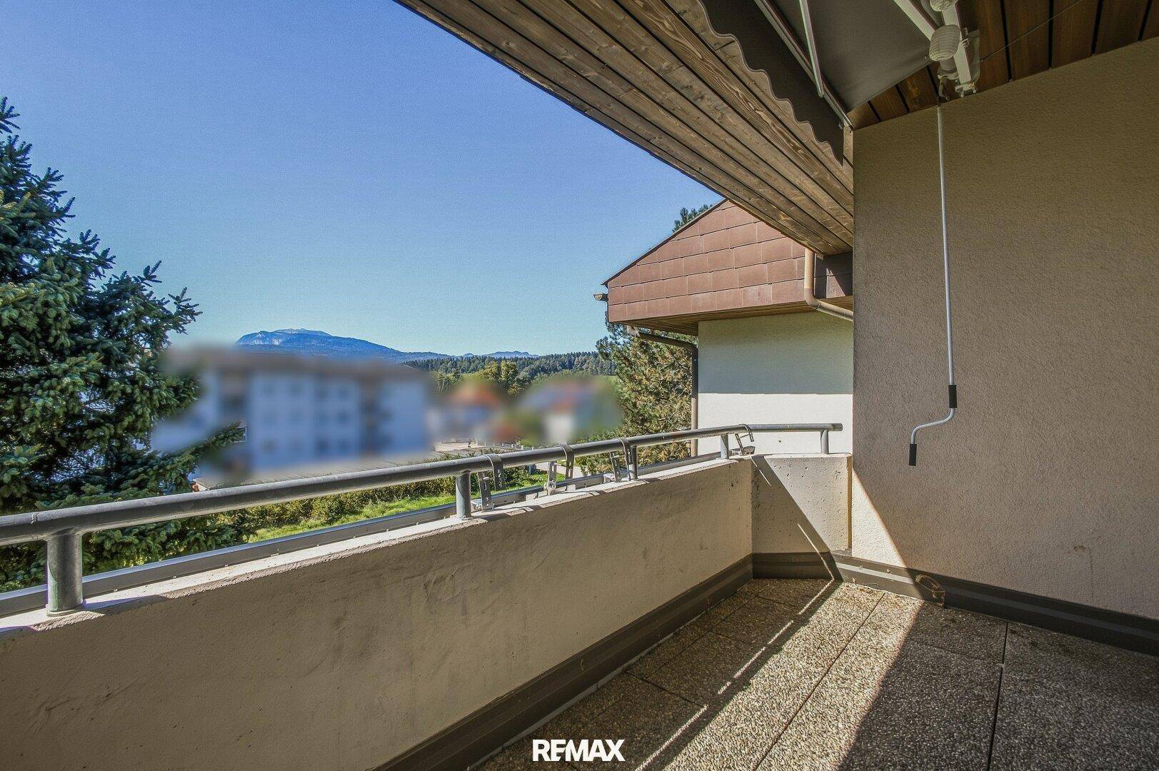 Balkon mit weitem Blick über die Landschaft und die umliegenden Berge.