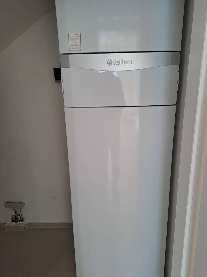 Moderne Vaillant Heizungsanlage in einem separaten Technikraum.