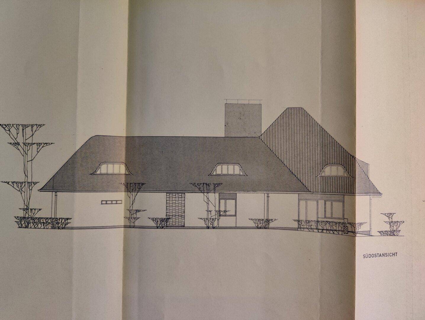Architektonische Südostansicht des Gebäudes mit Dachform und Fensterdetails.