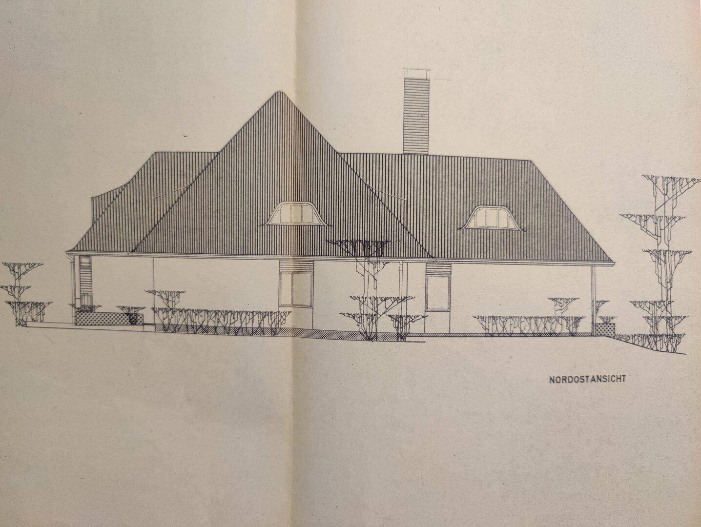 Architektonische Nordostansicht des Gebäudes mit Dachform und Fensteranordnung.