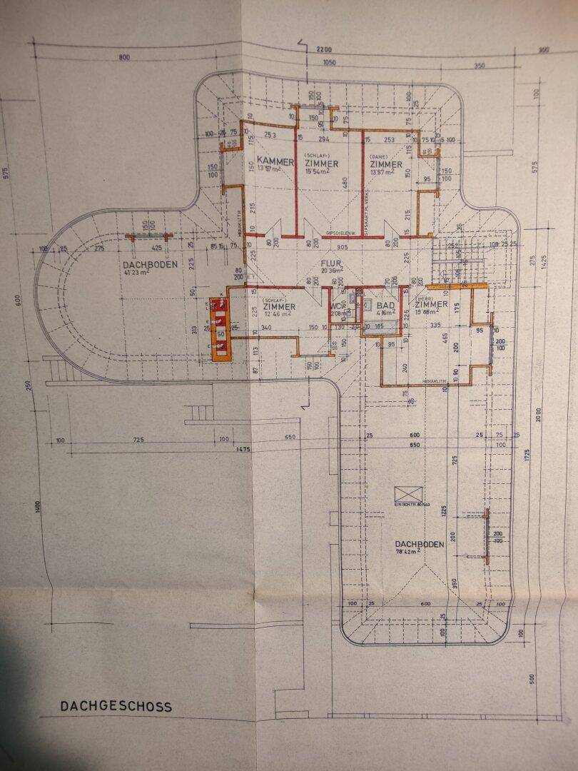 Grundriss des Dachgeschosses mit Zimmern, Bad und Dachbodenflächen.