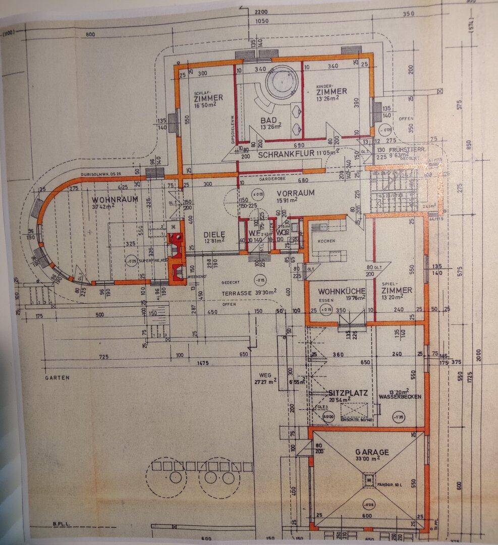 Grundriss des Erdgeschosses mit Wohnraum, Küche, Garage und Gartenbereich.