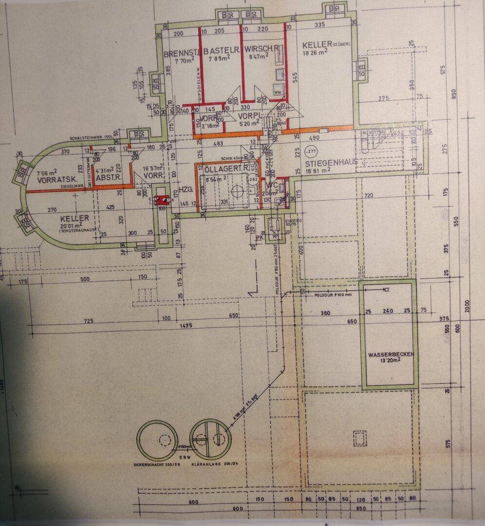 Grundriss des Kellergeschosses mit verschiedenen Kellerräumen und Technikbereichen.