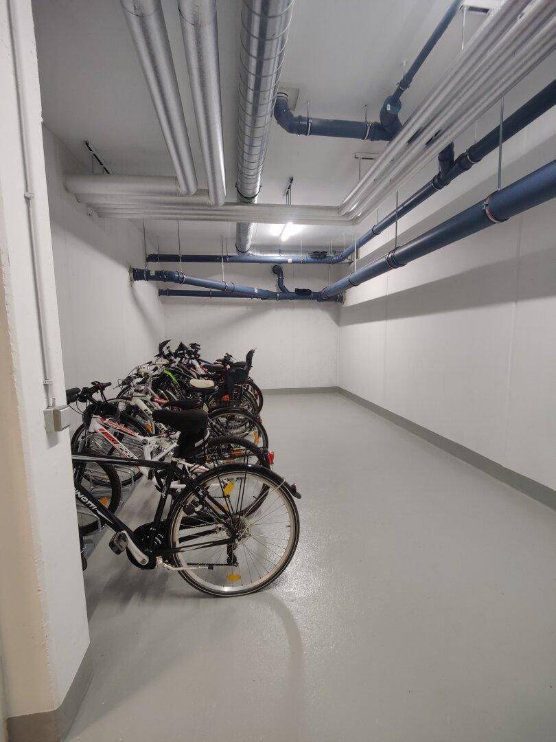 Geräumiger Fahrradraum im Untergeschoss mit vielen Abstellmöglichkeiten.