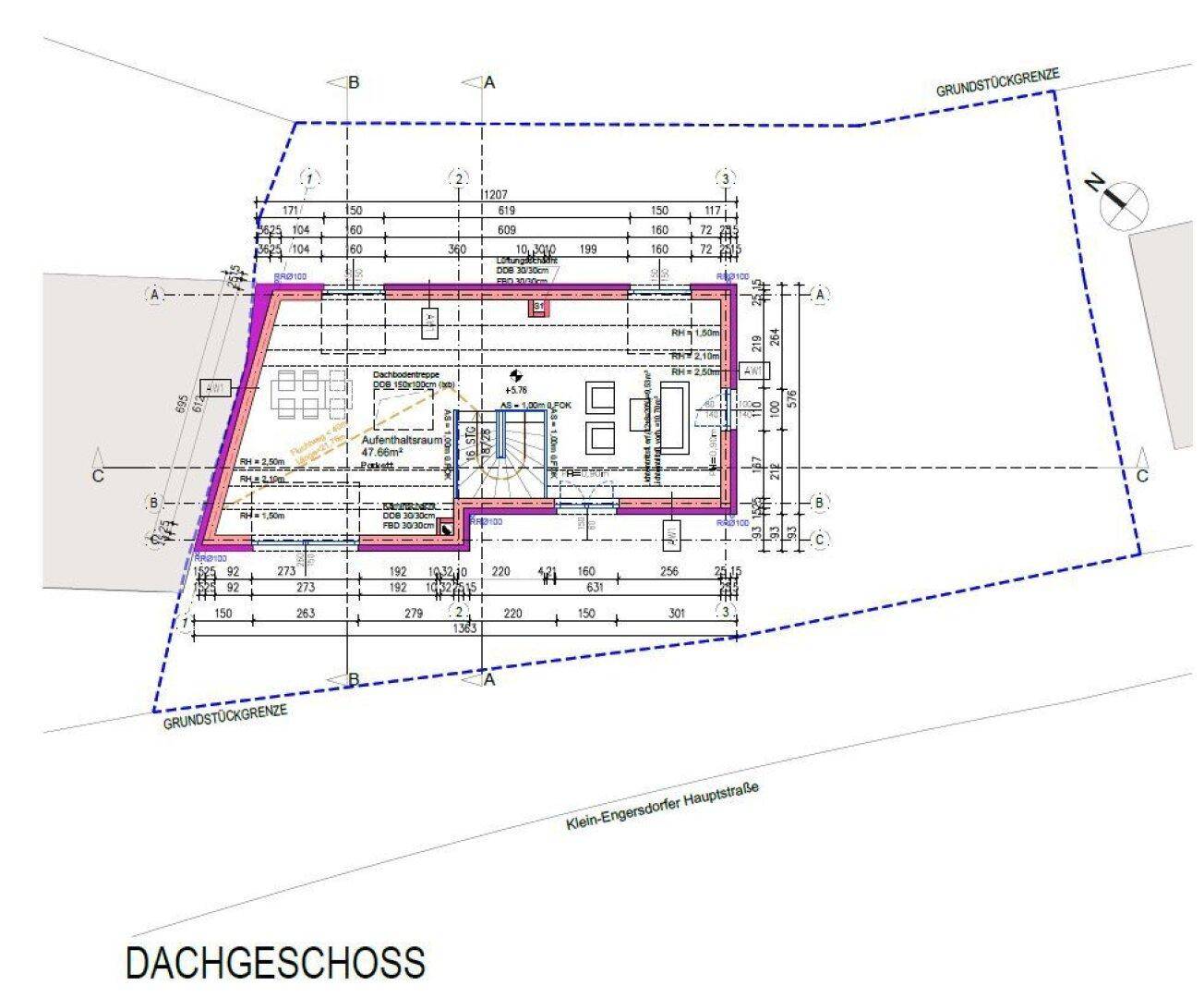 Grundriss des Dachgeschosses mit großem Studiobereich und Dachfenstern.