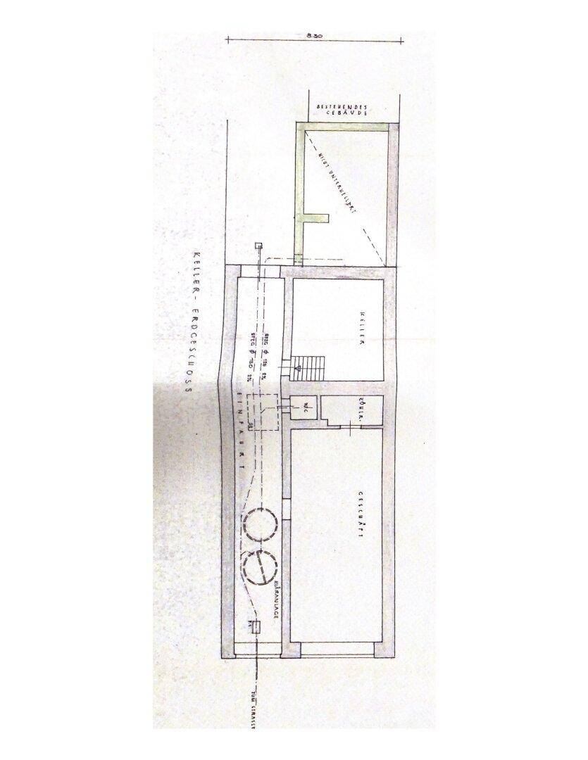 Detaillierter Grundriss von Keller und Erdgeschoss mit technischen Details.