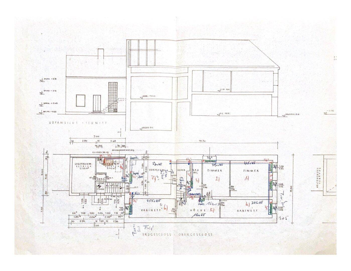 Schnittansicht und Grundriss des Erd- und Obergeschosses mit Details.