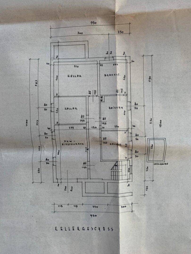 Grundriss des Kellergeschosses mit verschiedenen Räumen und Abmessungen.
