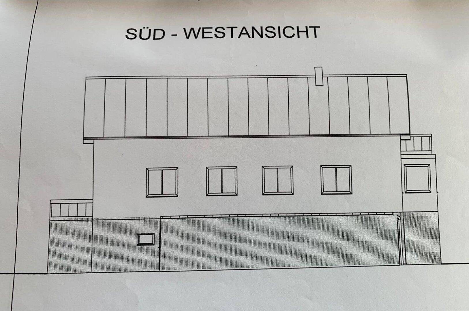 Süd-Westansicht des Gebäudes mit Flachdach und mehreren Fenstern.