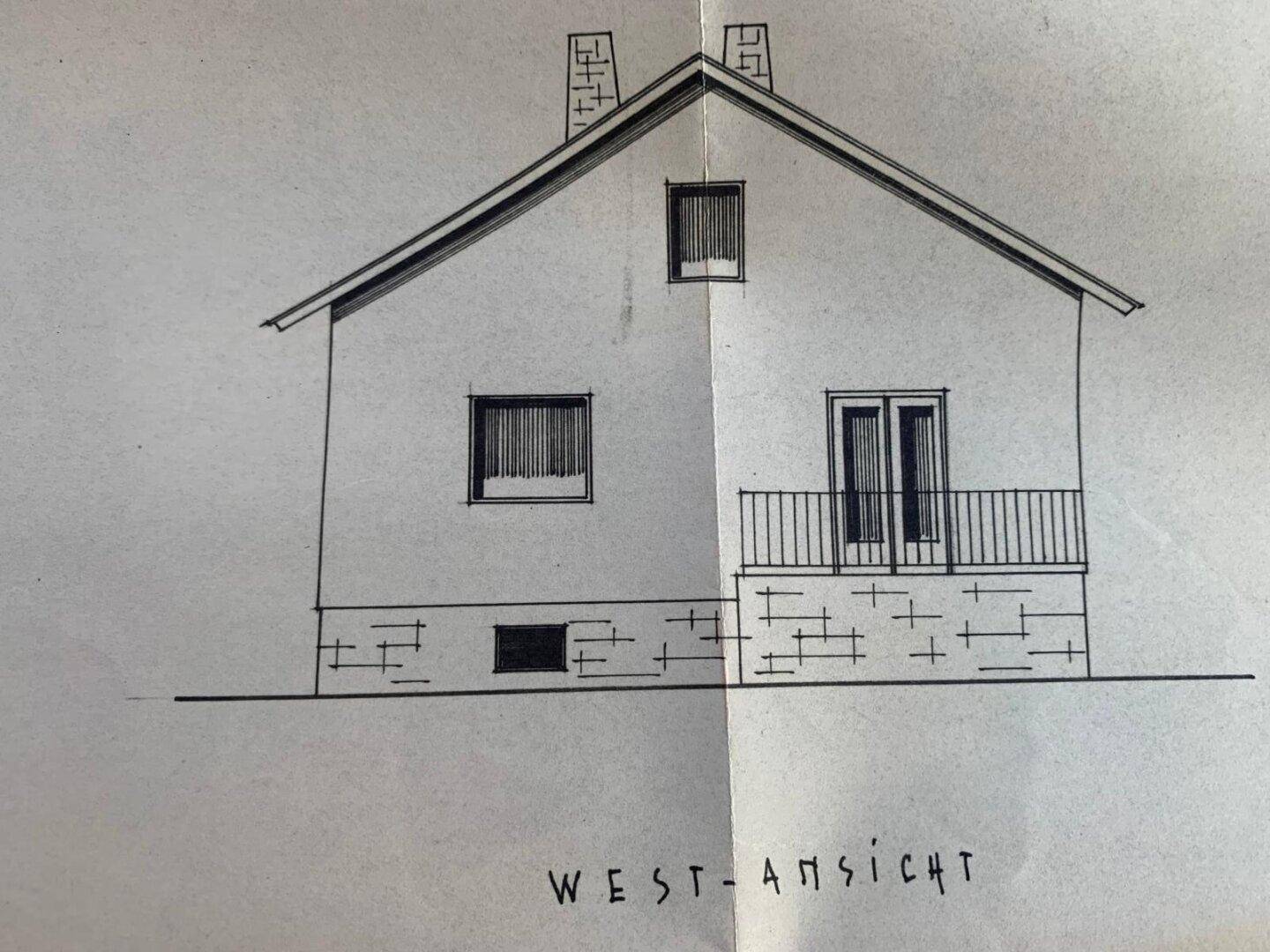 Westansicht des Hauses mit Balkon und Giebeldach.