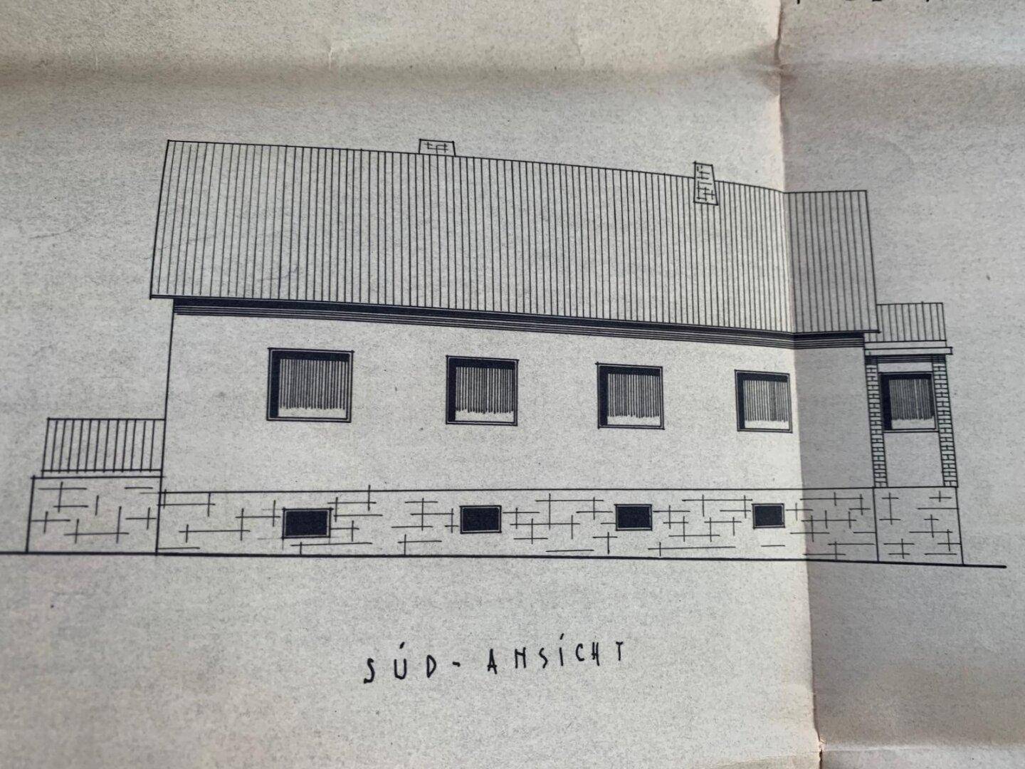 Südansicht des Hauses mit Balkonen und Kellerfenstern.