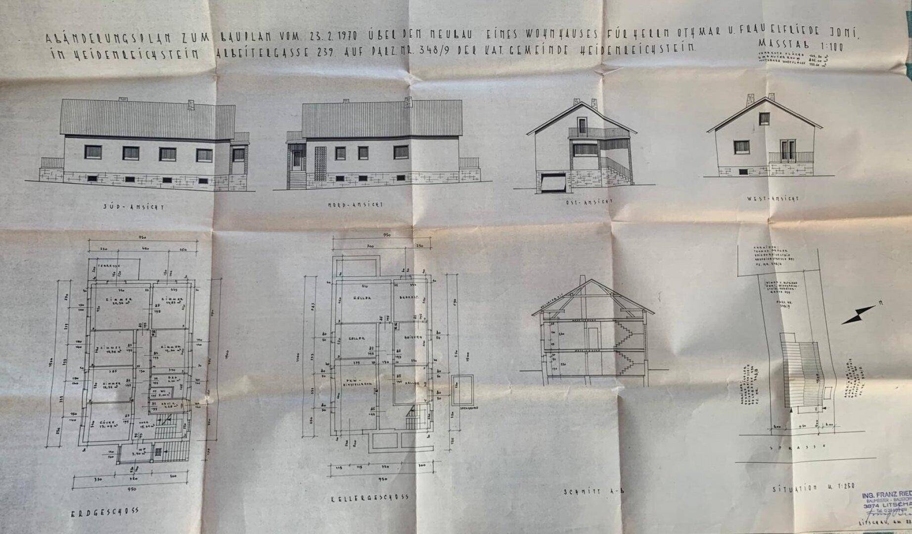 Umfassender Bauplan mit Ansichten, Grundrissen und Schnitten des Wohnhauses.