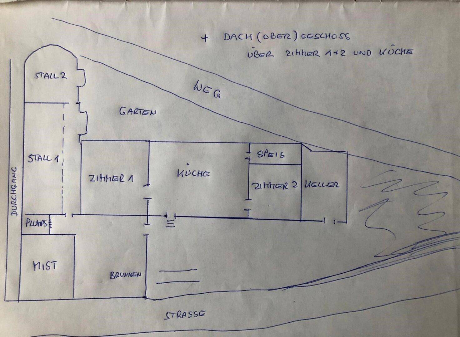 Handgezeichneter Grundrissplan eines Hauses mit Zimmern, Küche, Stall und Gartenbereich.