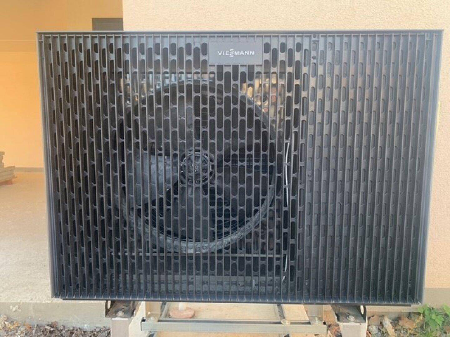 Außenansicht einer modernen Viessmann Wärmepumpe am Gebäude.