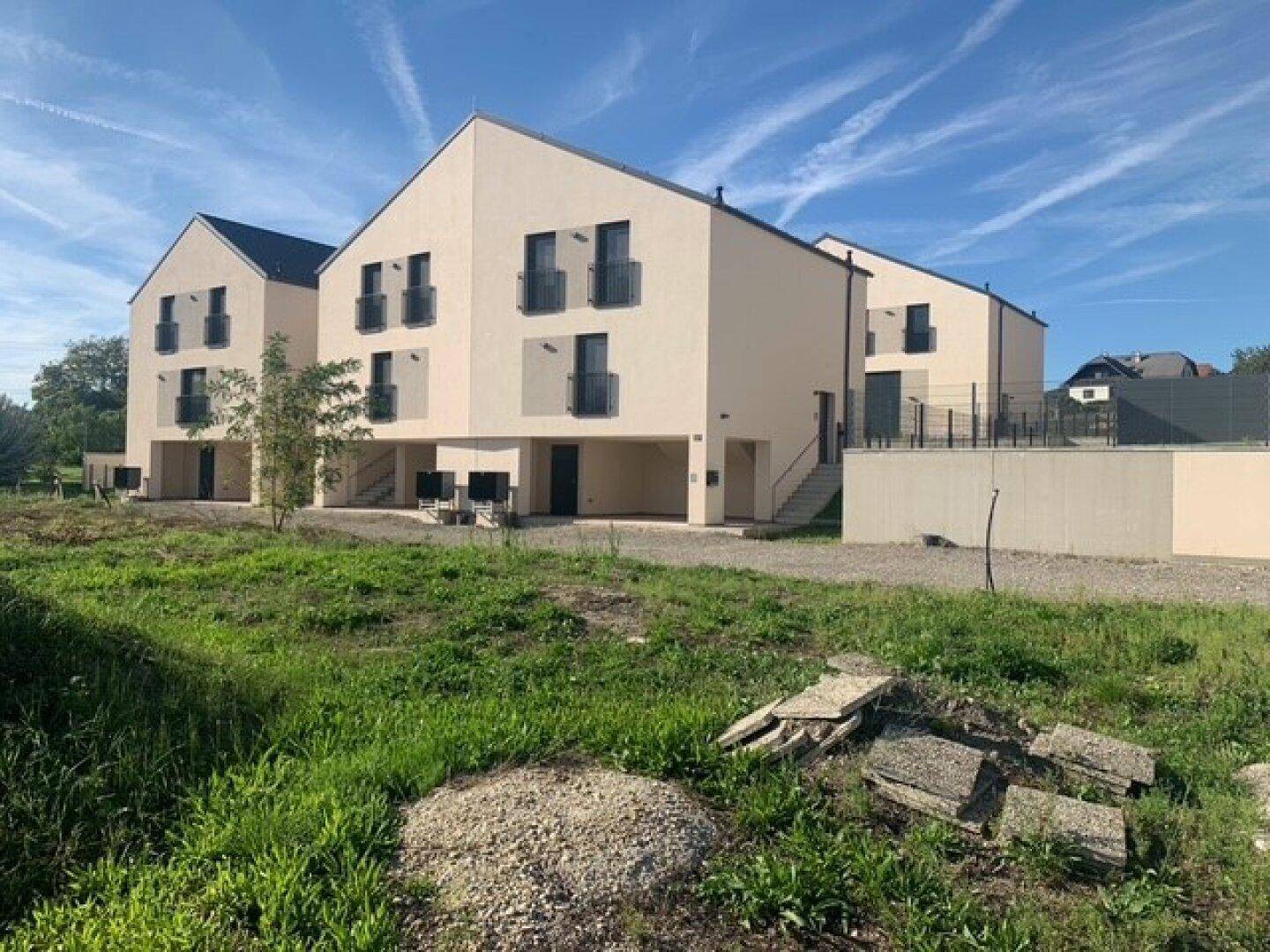 Neubau-Reihenhäuser mit moderner Architektur und großzügigen Außenbereichen.