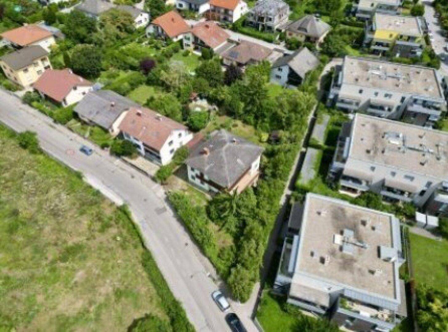 Panoramische Luftansicht einer Wohngegend mit Einfamilienhäusern und modernen Mehrfamilienhäusern.