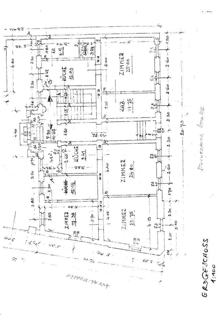 Handgezeichneter Grundriss des Erdgeschosses mit mehreren Zimmern und Küchenbereichen.
