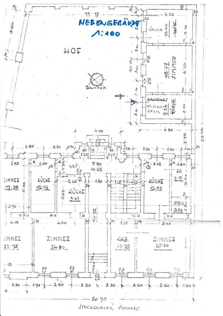 Handgezeichneter Grundriss des Hofbereichs und eines Nebengebäudes mit Sauna und weiteren Zimmern.