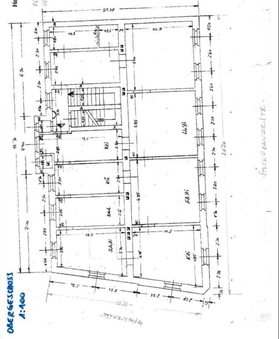 Handgezeichneter Grundriss des Obergeschosses mit mehreren Zimmern, Bädern und einem Treppenhaus.