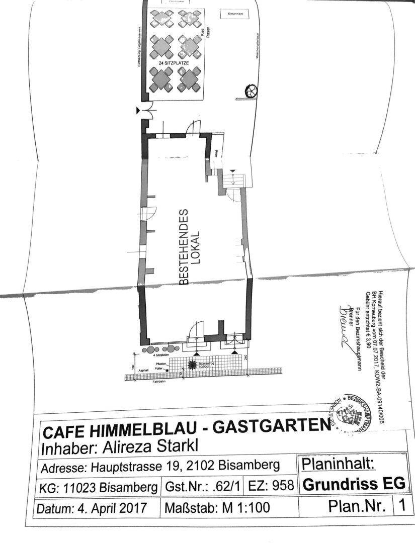 Grundriss des Erdgeschosses mit Gastraum, Küche und Außenbereich mit 24 Sitzplätzen.