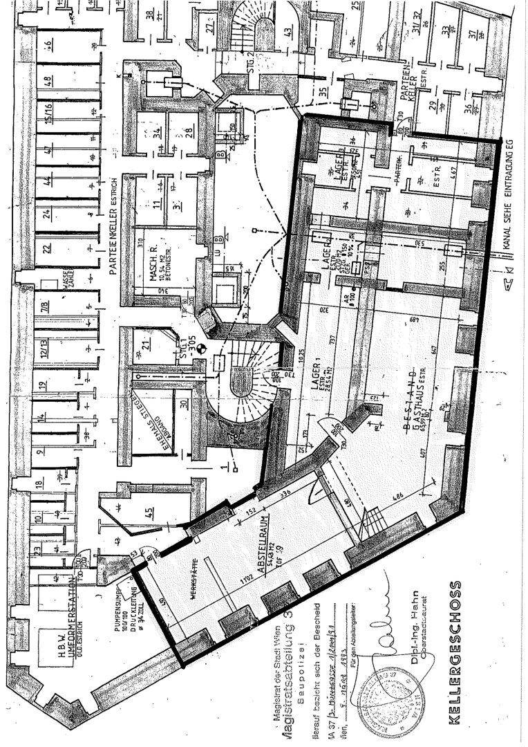 Grundriss des Kellergeschosses mit verschiedenen Lagerräumen und einem zentralen Treppenhaus.