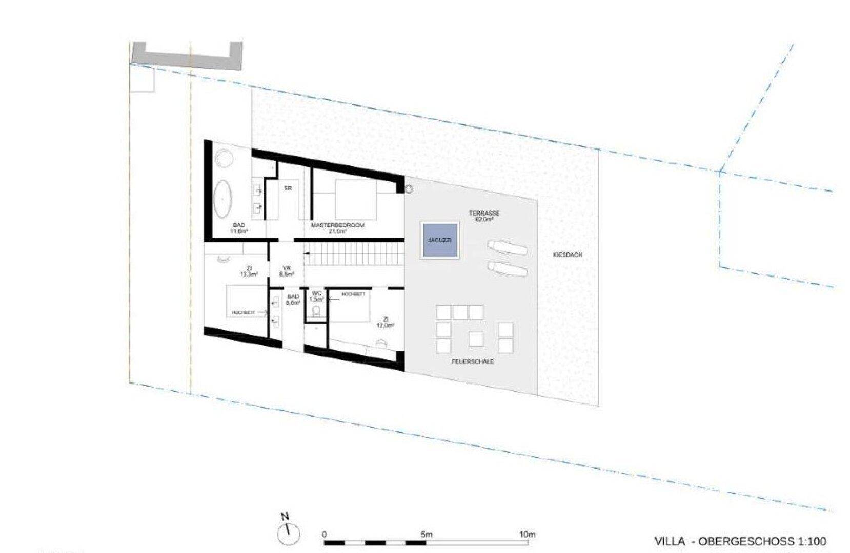 Grundriss des Obergeschosses der Villa mit Schlafzimmern, Bädern und einer Dachterrasse mit Feuerstelle.