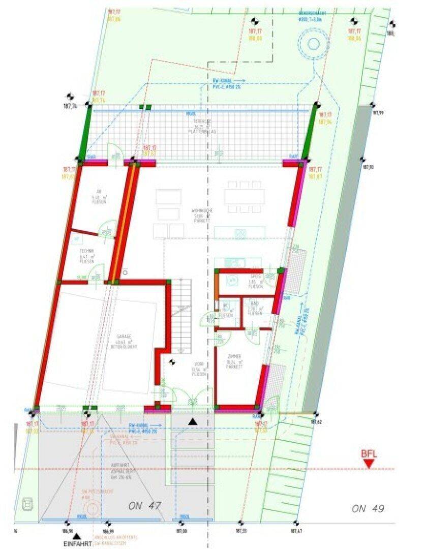 Detaillierter Grundriss des Erdgeschosses mit Garage, offenem Wohnbereich und großer Terrasse.