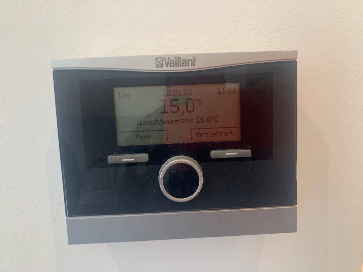 Digitaler Thermostat zur Steuerung der Raumtemperatur.