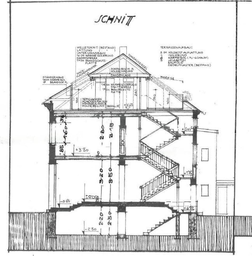 Architektonischer Schnitt des Gebäudes zeigt die Struktur, das Dach und die Treppenhäuser.