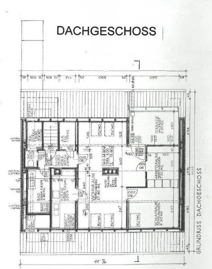 Grundriss des Dachgeschosses mit Zimmern, Bad, Küche und einer großen Terrasse, bietet viel Platz.